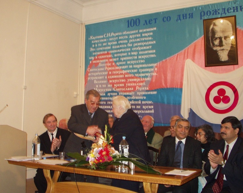 Е.М.Примаков во время торжественного открытия конференции, посвященной 100-летию С.Н.Рериха