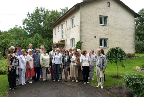 Участники форума у дома, где жил П.Ф. Беликов в Козе-Ууэмыйза
