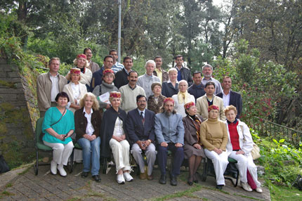 Участники форума "Культура и мир - священный оплот человечества" в парке Института гималайских исследований города Шимлы, 29 октября 2010 г.