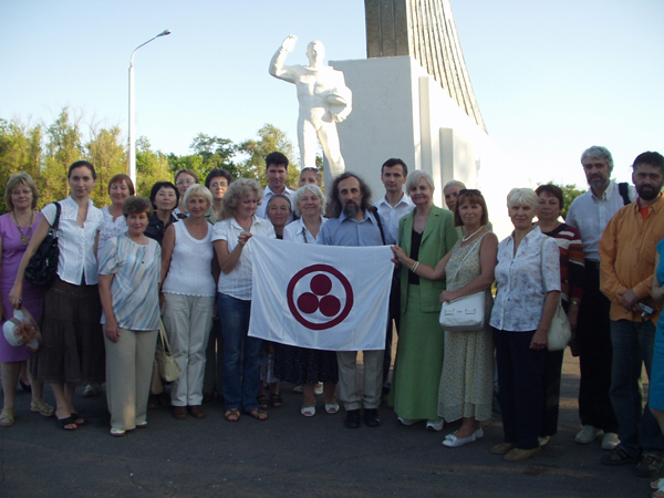 Участники форума на месте приземления Ю.А.Гагарина 