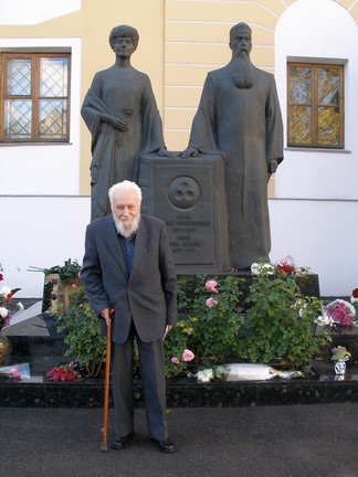 Б.А. Данилов возле мемориала Е.И. Рерих и Н.К. Рериха. Москва, 10 октября 2009 г.