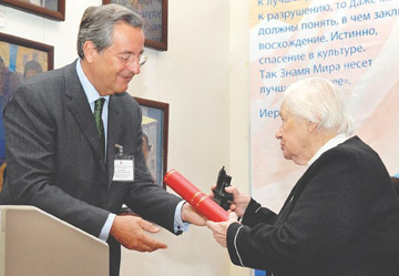 Александр Сайн-Виттгенштейн вручает награду «EUROPA NOSTRA» Людмиле Васильевне Шапошниковой