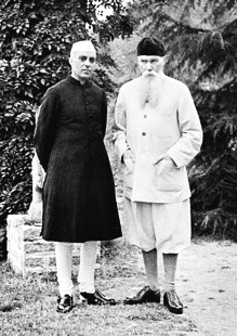 Николай Рерих (справа) и Джавахарлал Неру в долине Кулу. 1942 г.