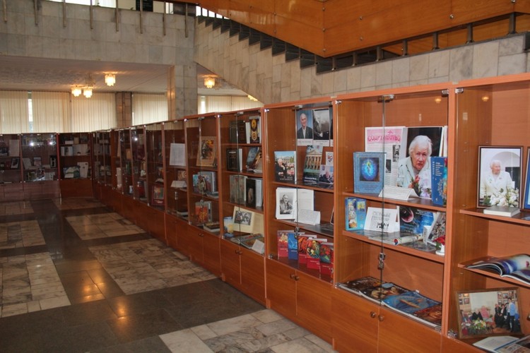 Экспозиция выставки в Национальной библиотеке КР