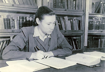 Л.В. Шапошникова в библиотеке