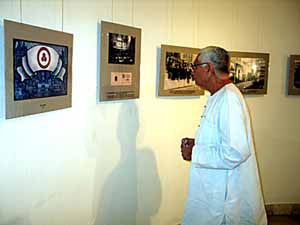 Президент Академии индийской культуры Л.Чандра знакомится с экспозицией
