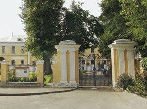 Историческая ограда с парадными воротами до и после реставрации в 1997 г.