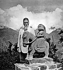 Н.К.Рерих у статуи Гуга Чохана. Кулу 1932–1933 годы.