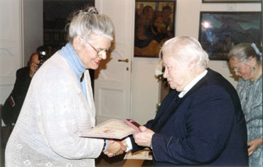 Л.В. Шапошникова награждает памятной медалью «Ю.Н. Рерих» М.Р. Озолиня. МЦР, октябрь 2002 г.