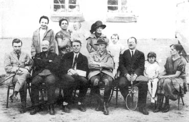 Елена Ивановна, Юрий Николаевич и Николай Константинович Рерихи с сотрудниками советского консульства в Урумчи, 1926 год
