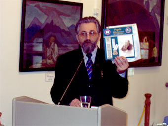 В.А. Козар передает в дар МЦР юбилейный альбом  «Рерих и Шевченко», 24 марта 2004 года