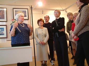 К.А. Молчанова председатель Эстонского общества Рериха открывает выставку в г. Силламяэ, Эстония