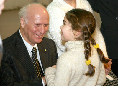 Ш.А. Амонашвили с юной участницей педагогических чтений