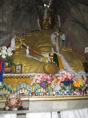 Статуя Падмы Сабхавы в пещерном храме (Ревалсар)