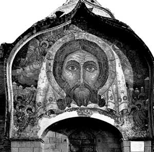 Спас Нерукотворный. Мозаика над входом храма Святого Духа в Талашкино